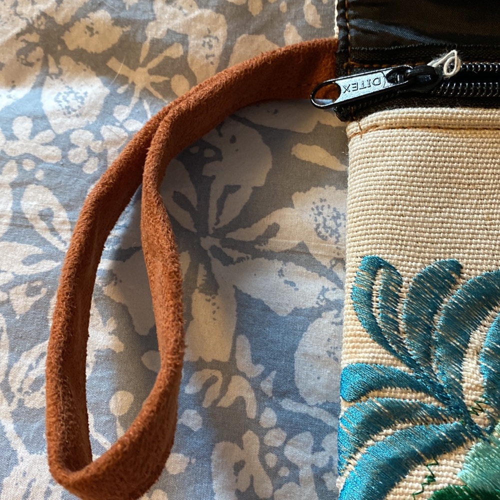 Embroidered clutch - Picture 3 of 3